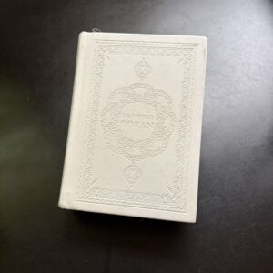 Le Noble Coran en français, arabe et phonétique (petit format, blanc) – Maison d’Ennour